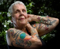 Pazūd 79 gadus vecs tantuks, kuru negaidīti atrod tetovēšanas salonā