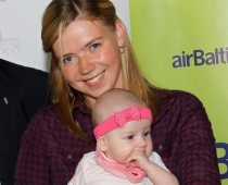 Ar kompānijas airBaltic reisu Rīgā ielido māmiņa - 50 miljonais pasažieris