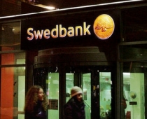 Swedbank atņem bērnam Ziemassvētkos 66% no viņa sakrātās naudiņas