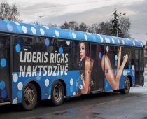 Ušakova palaistais Rīgas Satiksmes autobuss ar puspliku meiteni gūst nepiedienības TOP laurus